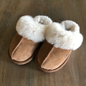 UGG unisex slip one can be worn inside or outside